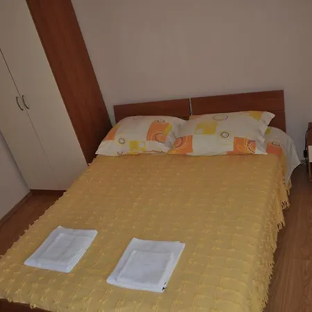 Zora Apartment Vis